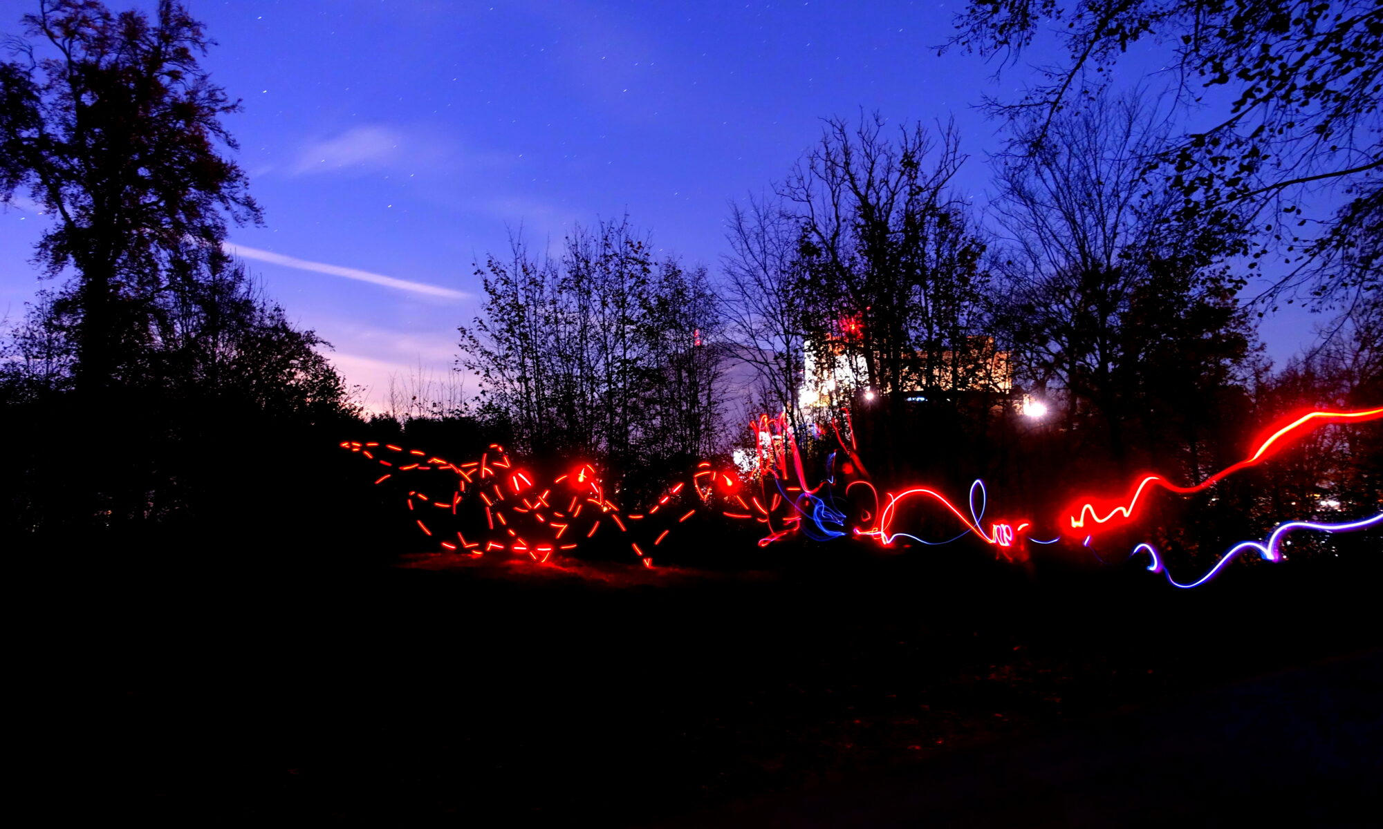 An einem Novemberabend machten die beiden Salzburger Künstler E.A.H. & R.M.R. eine 30sec-Belichtungs-Fotografie. Salzburger Mönchsberg Lichtzauber light show lightart #SalzburgNischen EmanuelOne #emanuelone #EAH E.A.H. E-A-H Emanuel